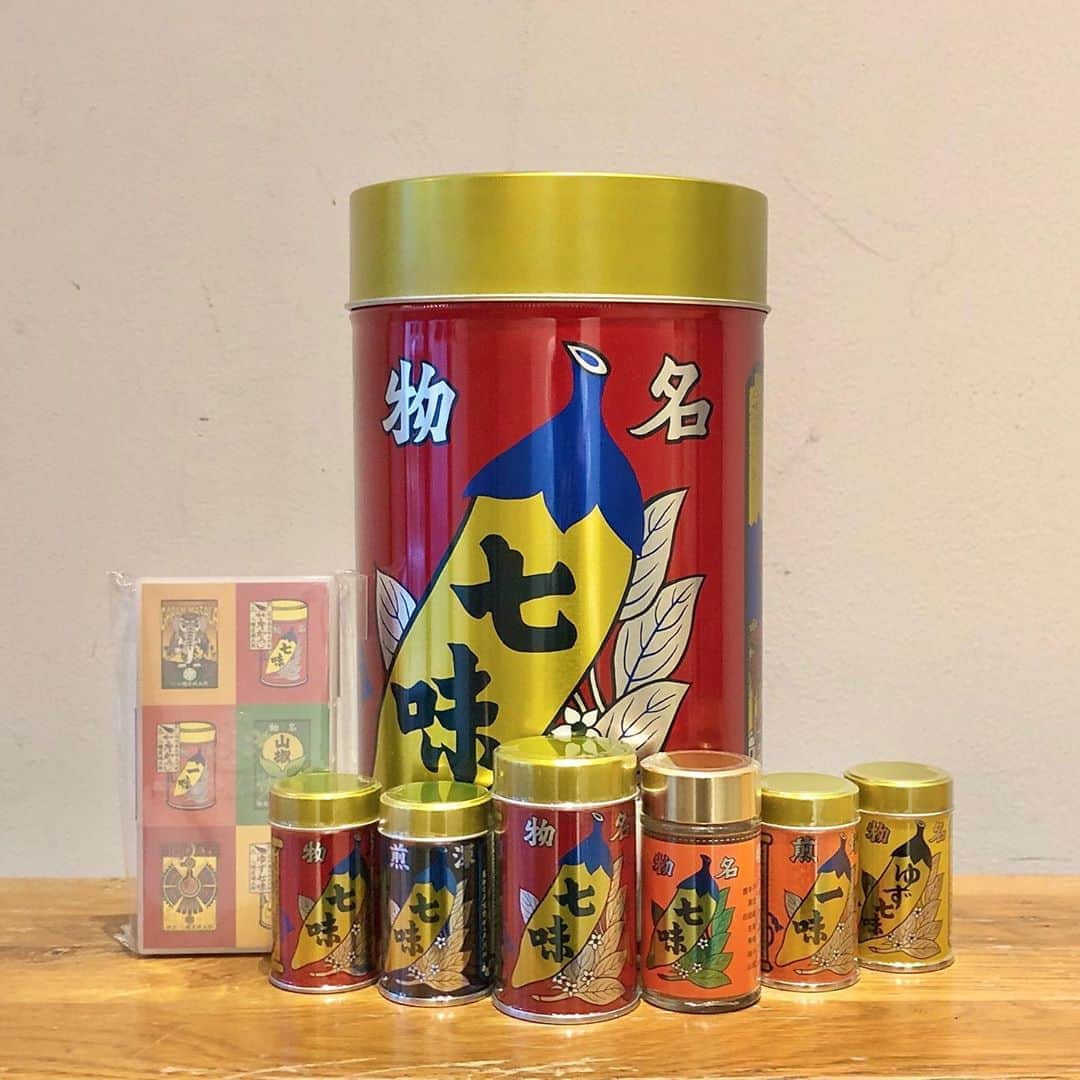 のインスタグラム：「〈八幡屋礒五郎 七味〉 ご好評につき完売となっておりました信州・八幡屋礒五郎、七味が再入荷しました！  大きなサイズの七味缶です！収納ボックスとなっており、フタを外して中にものを入れていただけます。置き物としても使用いただけます。  一味、深煎七味、ゆず七味です。七味とは違ったユニークな味をお楽しみいただけます。また、持ち運びサイズで、六種の味が小分けになった七味のご用意もございます。  BEAMS JAPAN 1F ☎︎ 03-5368-7314 #beams  #beamsjapan  #beamsjapan1st  #ビームスジャパン #新宿 #新宿三丁目 #日本製 #madeinjapan #八幡屋礒五郎 #七味 #spice #sichimi」