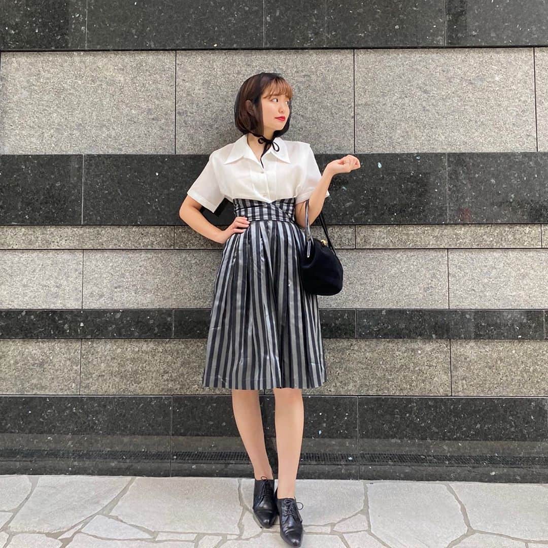 NUTTY Vintage&Collectibleのインスタグラム：「💎NEW ARRIVAL💎  ☑︎vtg 40's black/gray stripe skirt  スペシャルなスカートを入荷いたしました。 胸下まで高さのあるAラインスカートは光沢のある生地で、奥行きのあるブラックとグレーのコントラストが素敵です。 開襟シャツにあわせてクラシカルでありながら小物は現代的にまとめて、 日常にスペシャルを落とし込んでみては？  hair netは @glazekohl   💌DMからも通販承ります💌 ㅤㅤㅤㅤㅤㅤㅤㅤㅤㅤㅤㅤㅤ ------------------------------------ 🛍NUTTY通販について🛍 ------------------------------------- ＜ONLINE STORE＞ VINTAGE▶︎http://nutty.theshop.jp/ USED SELECT▶︎https://nuttyselect.official.ec/ （プロフィールページURLよりjump🕊） ㅤㅤㅤㅤㅤㅤㅤㅤㅤㅤㅤㅤㅤ ＜VIDEO CHAT SHOPPING＞ テレビ電話をお繋ぎして、リアルタイムでご案内いたします。詳細は過去の投稿をご覧ください。」