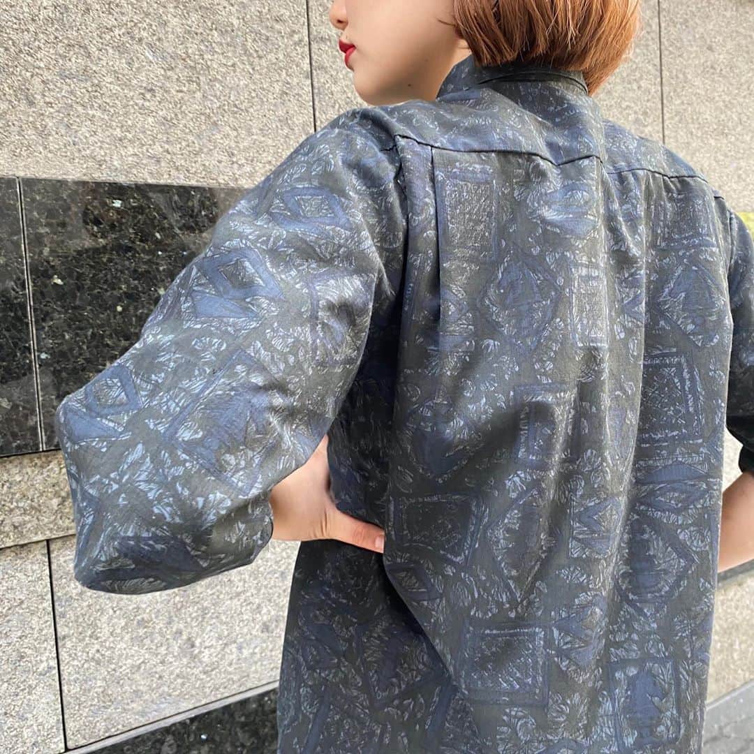 NUTTY Vintage&Collectibleのインスタグラム：「💎NEW ARRIVAL💎  ☑︎vtg 50's gray print shortsleeve shirts  こちらの五分袖のシャツは摩訶不思議なテキスタイル。 襟のデザインがワンポイント。 カジュアルに着崩しても、綺麗めの装いにもぴったりです。  ＊VINTAGE ONLINE STOREにてお買い求めいただけます＊ ㅤㅤㅤㅤㅤㅤㅤㅤㅤㅤㅤㅤㅤ ------------------------------------ 🛍NUTTY通販について🛍 ------------------------------------- ＜ONLINE STORE＞ VINTAGE▶︎http://nutty.theshop.jp/ USED SELECT▶︎https://nuttyselect.official.ec/ （プロフィールページURLよりjump🕊） ㅤㅤㅤㅤㅤㅤㅤㅤㅤㅤㅤㅤㅤ ＜VIDEO CHAT SHOPPING＞ テレビ電話をお繋ぎして、リアルタイムでご案内いたします。詳細は過去の投稿をご覧ください。」