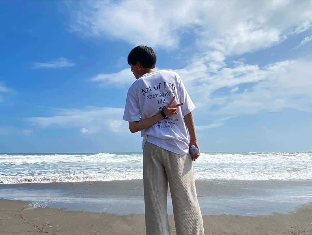 Uさんのインスタグラム写真 - (UInstagram)「SUMMER TIME🌊☀️ 海と空と優🌻  T-shirt :@luv.artoflife_official  iPhone case: @luv.artoflife_official  shoes : @off____white   #夏だね #空と海が好き #自然と触れて向き合った時心が優しくなって落ち着く #ü_fashion #ü_life」9月5日 15時31分 - u_antime_