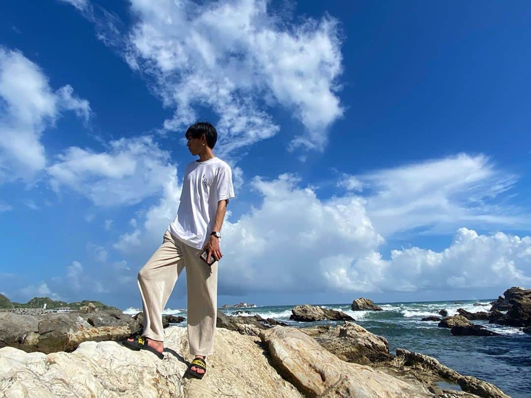 Uさんのインスタグラム写真 - (UInstagram)「SUMMER TIME🌊☀️ 海と空と優🌻  T-shirt :@luv.artoflife_official  iPhone case: @luv.artoflife_official  shoes : @off____white   #夏だね #空と海が好き #自然と触れて向き合った時心が優しくなって落ち着く #ü_fashion #ü_life」9月5日 15時31分 - u_antime_