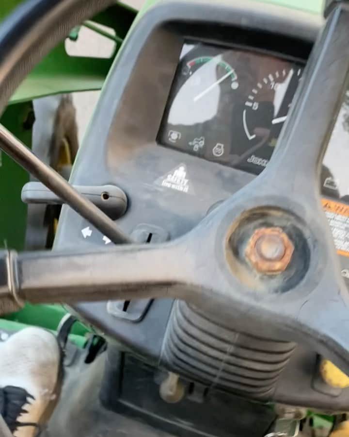 ストーン・コールド・スティーブ・オースチンのインスタグラム：「🔊⬆️ Broken Skull Ranch  Doing work  Artist-Joe Diffie Song-John Deere Green」