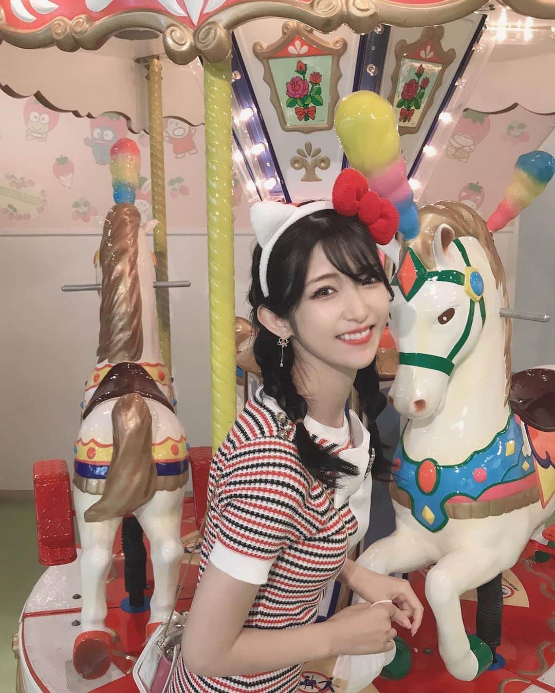 れみぱんのインスタグラム：「キティーさんコーデ🏰🎠🎀 : #ピューロランド #サンリオピューロランド #キティちゃん #サンリオ #メリーゴーランド #sanrio #sanriopuroland #japan #tokyo #kitty #kawaiifashion #kawaiistyle #japanesegirl #中華メイク #中国メイク #黒髪」