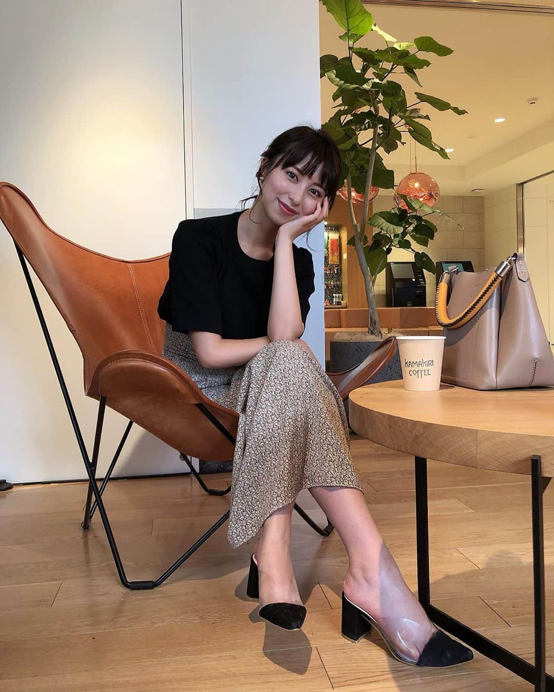 太田江莉奈さんのインスタグラム写真 - (太田江莉奈Instagram)「. KAMAKIRI COFFEEの カフェラテ大好き♡☕️  📸@eririn.monroe   台風対策も終わって 週末は引きこもりです🍃 酷くなりませんように...  . .  #kamakiricoffee  #coffee#dayoff#ootd#iradowl#zara #esperanza#autumnfashion#japanesegirl  #クリアサンダル#秋コーデ#韓国ファッション  #薬院カフェ#天神カフェ#薬院グルメ#天神#薬院」9月5日 15時35分 - erina_o_