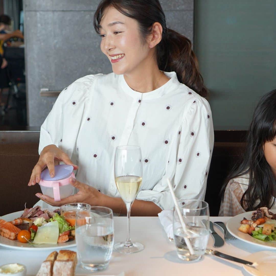 岩上陽子のインスタグラム：「天井高の非日常感が 息抜きだなぁ🍾 * 最終立ち抱っこなんだけど👶🏻😶 * 最近は前開きワンピか ビッグT(潜らせる)ばかり🍼 * こちらはかぶり率高め ZARA刺繍シャツワンピ(最近blueもでててかわいかった)👗 * * * #nofilter#mamalife#parkhyatttokyo#newyorkgrilltokyo#ニューヨークグリル#ママライフ#ママスタグラム#生後8か月#8ヶ月ベビー#8ヶ月女の子#産後ママ#ベビー用品#赤ちゃんのいる生活#赤ちゃんのいる暮らし#100均#8ヶ月赤ちゃん#生後8ヶ月ベビー#生後8ヶ月女の子#育児ママ#ザラジョ#シャツワンピース#ザラコーデ#ホテルランチビュッフェ#ホテルランチ#子連れランチ東京#コヅレ#コズレ#生後8ヶ月#おみちさんです#姉妹ママ」