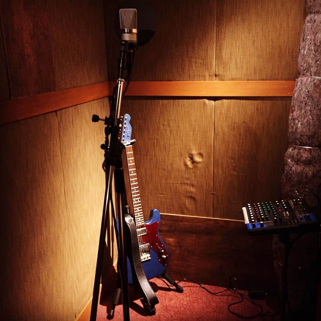 岸田繁さんのインスタグラム写真 - (岸田繁Instagram)「私のスタジオのブース。マネージャーに歌を録音してもらった。凄いマネージャーだ。」9月5日 15時51分 - kishidashigeru