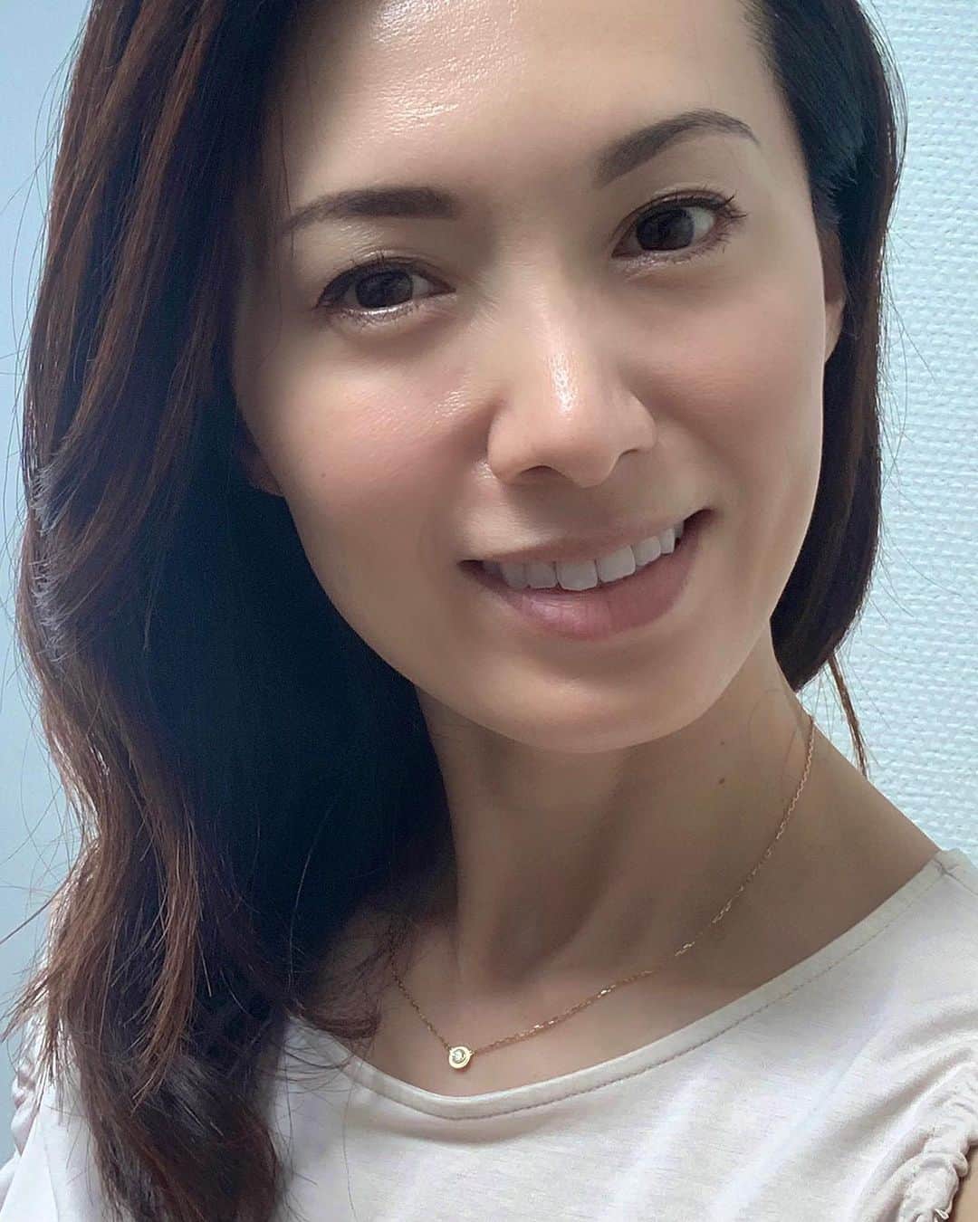 のインスタグラム：「・ ・ ・ 『お家で』 ・ ・ 今週は何かとバタバタ。。。 ・ 今日は久しぶりにお家でのんびり ・ ・ 今朝、お庭のお野菜をみたら しんなり。。。 昨日水やりを忘れた事を思い出す>_< ・ ・ お庭の水やりをして たくさんお洗濯をして ・ お庭のバジルを摘んで バジルソースを作ったり 煮豚をコトコト煮込んだり ・　 家でゆっくり過ごしてます^ ^ ・ ・ ・ そうそう 先日、長男がやっと免許を取得しました！ 私は助手席に乗り、長男運転で 少しだけドライブしましたよ^ ^ ・ ・ ハンドルを握る息子 もうそんな年齢になったのかと思うと 感慨深いものですね ・ ・ ・ #駒田奈美#オスカープロモーション#モデル#アラフィフ#家庭菜園#バジル#バジルソース#煮豚#のんびり#休日#長男#免許#免許取得#感慨深い#ドライブ#助手席」