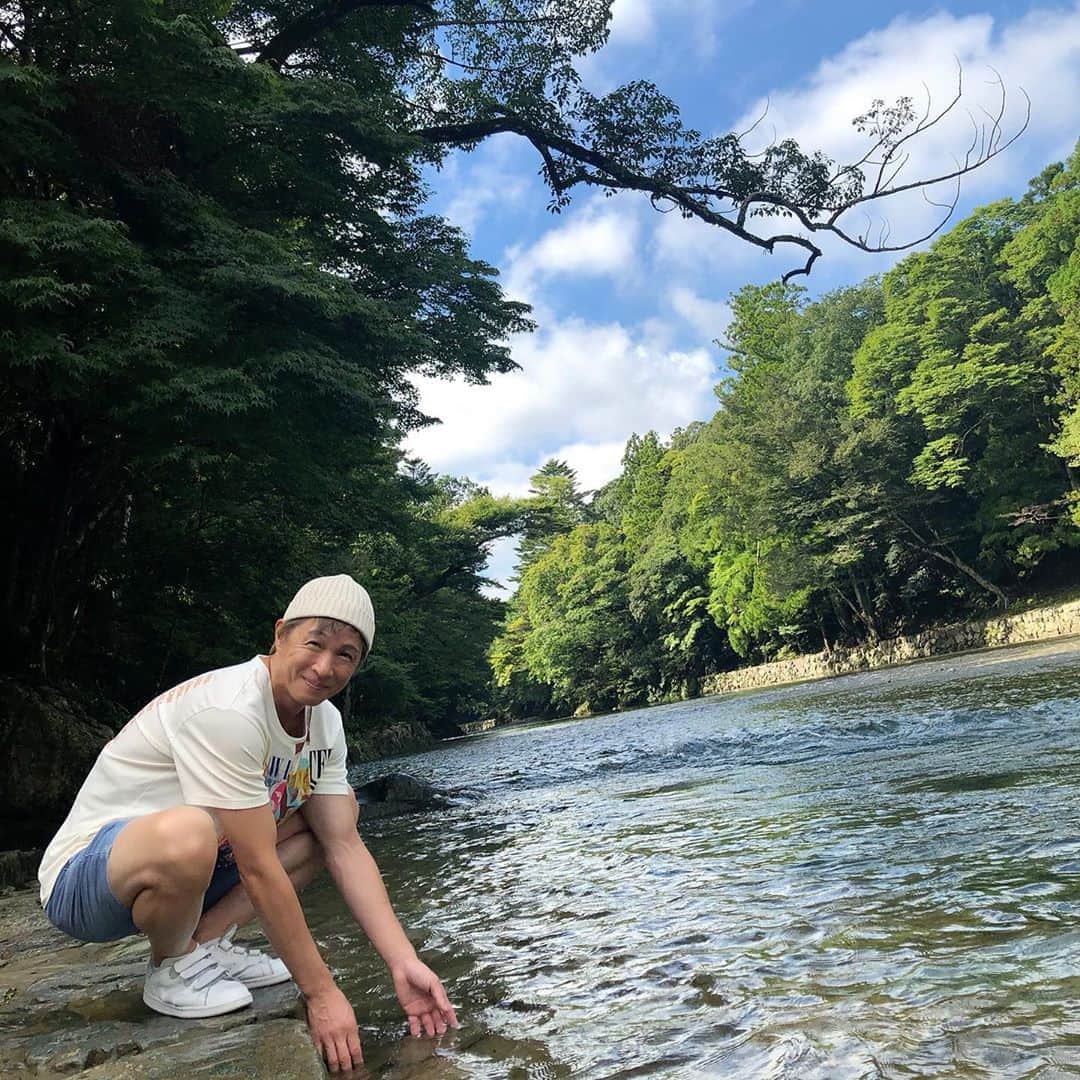 アキ（荒木良明）のインスタグラム：「😊🙏✨ #久しぶりの #たっぷり #お伊勢参り #お参り日和 #二見興玉神社 #外宮 #内宮 #五十鈴川 #おかげ横丁 #豆腐ソフトクリーム  #吉本新喜劇アキ  #いぃよぉー」