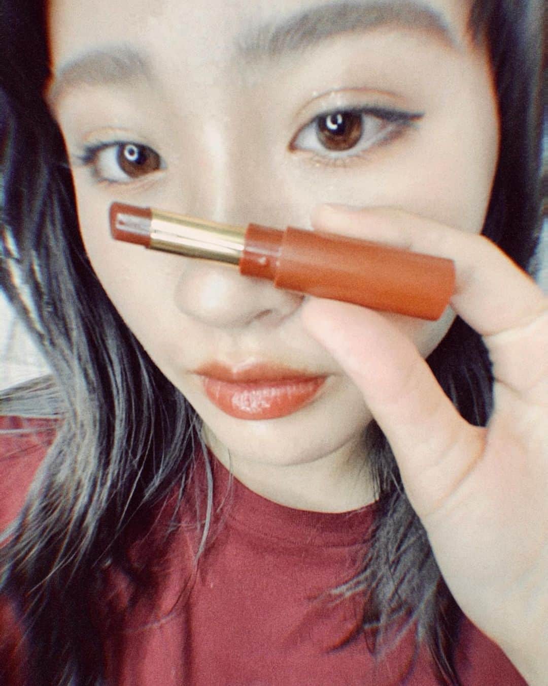 若林真帆のインスタグラム：「¨﻿ ﻿ #ニコモリップ﻿ ﻿ ﻿ お気に入りリップ💄﻿ エテュセ リップエディション(ティントルージュ)07﻿ ﻿ ティントだから落ちにくいよ〜﻿ だから今の時期には本当に助かるリップ😹﻿ マスクをしてても大丈夫なの。﻿ ﻿ ツヤ感もあって乾燥しないから最近はこのリップばかり使ってる🎡﻿ ﻿ ﻿ 発売中のニコラでリップのプレゼント企画もしてるよ。﻿ 是非応募してみて💋﻿ ﻿ #ニコラ10月号 #ニコラ #ニコモ #リップ #プレゼント企画 #若林真帆」