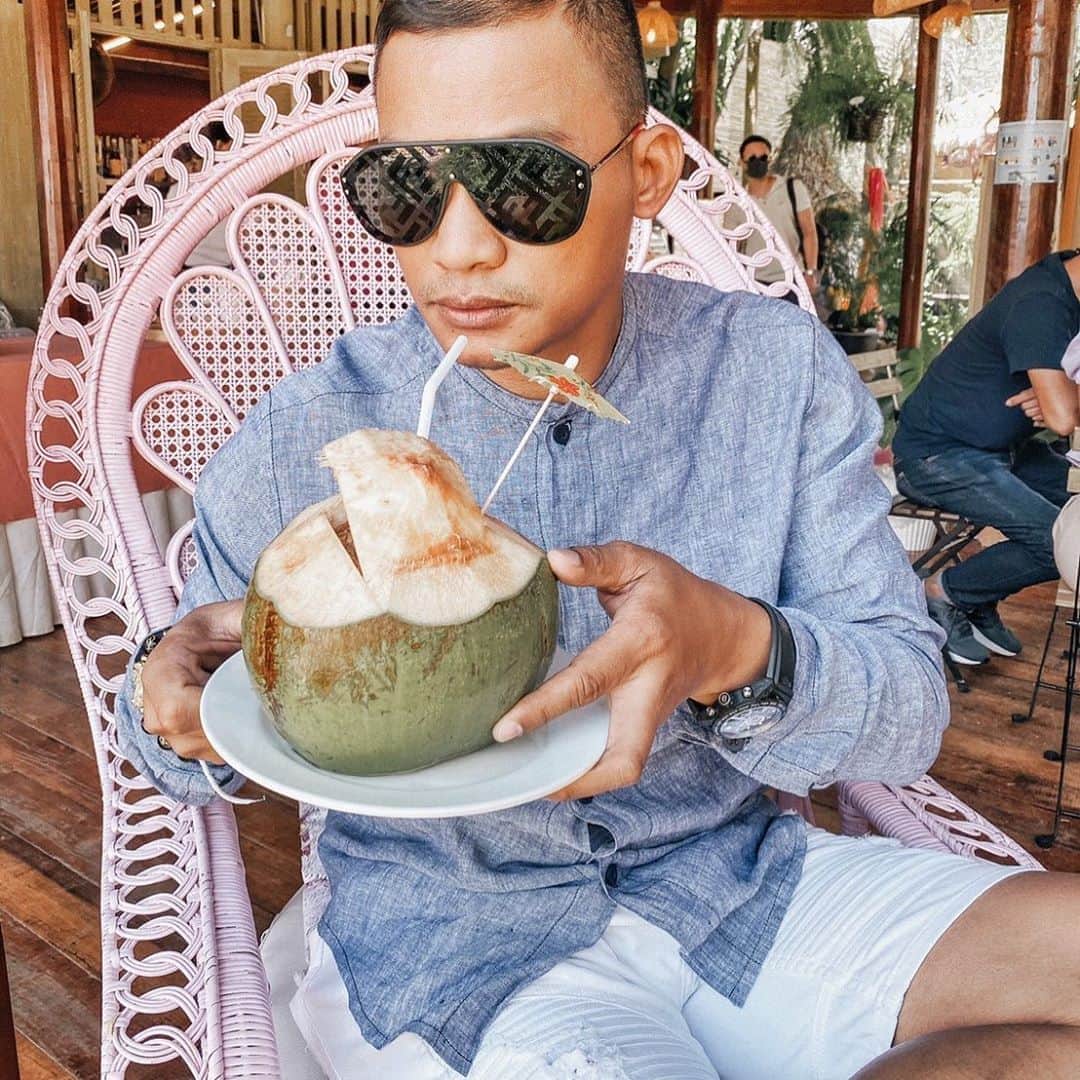 トニー・ジャーのインスタグラム：「coconut time!!!🙏🙏🙏」