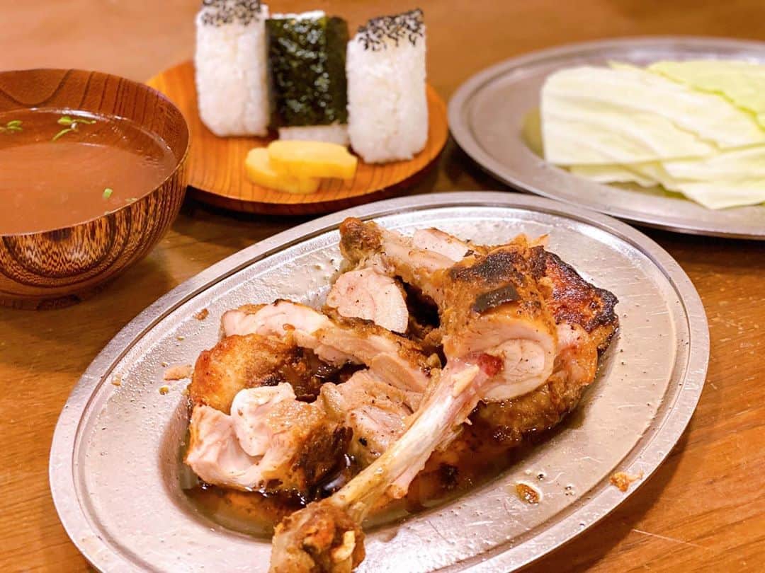 菊井彰子さんのインスタグラム写真 - (菊井彰子Instagram)「これを食べなきゃかえれまてん。  骨付き鶏の　#一鶴 🍗  これ食べかけじゃないよ笑 元は立派な骨付きどりなんだけど私はササっと食べれるように全バラシで頼んでます♪  本当は顔も手も油まみれになりながら食べたいけれども、子守りしながら油まみれだとさすがに色々対処できないからね👶🏻笑  パリッと焼き上げた皮にピリッと辛い黒胡椒がたまらない。 親鶏も雛鶏もどっちも好きなんだよなぁ。 親は歯応えがあって噛めば噛むほど味が染み渡る、 雛はプリップリの身の柔らかいお肉。 そしておにぎりとキャベツをタレに浸して油まみれで食べる🤣 これがたまらない。  黒ビールと生ビールのハーフ＆ハーフビールに最高の相性🍺  『あ"ーーー！うんめぇっ！！！』って3回は叫ぶことになるでしょう。 ・ ・ ・  #骨付き鶏 #骨付き鶏一鶴  #香川県  #香川グルメ  #香川旅行  #うどん県 #うどん県それだけじゃない香川県  #グルメ #グルメ好きな人と繋がりたい #グルメスタグラム #グルメ女子 #グルメな人と繋がりたい #グルメ部 #グルメ巡り #グルメ好き」9月5日 16時07分 - yanakiku_kiku