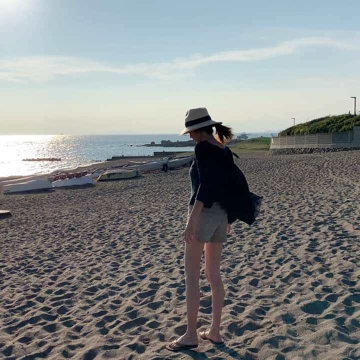 大河内奈々子のインスタグラム：「葉山のパワースポットにハーブの様な香りの植物を探しに行きました😊  海のそばで見つけられる植物は生命力に溢れていました🌿  YouTubeで動画で観れるのでぜひ🧡 プロフィールのストーリーのYouTubeからスワイプしてくださいね🥰 ・ #youtube #海辺の植物 #パワースポット　#葉山 #hayama」