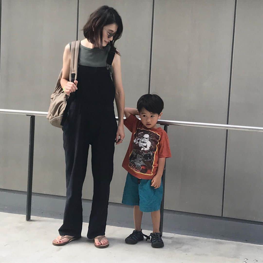 上村若菜のインスタグラム：「. そして今日の。 . 長男が自分で用意して持ってきた着替えがまさかのオレンジとブルー🍊🐬 私は絶対選ばない組み合わせだし、難易度高いって思ったけど…着こなしてる😂むしろ私よりお洒落だな👦 . #wakameswardrobe #ママコーデ #カジュアルコーデ #オーバーオール #サロペット #息子コーデ #男の子コーデ #親子コーデ #子どものいる暮らし #男の子ママ . ノースリ…#filmelange 数年前の オーバーオール…#outersunset  リュック…#greish #wsac ＋ #taupe サンダル…#rainbowsandals」