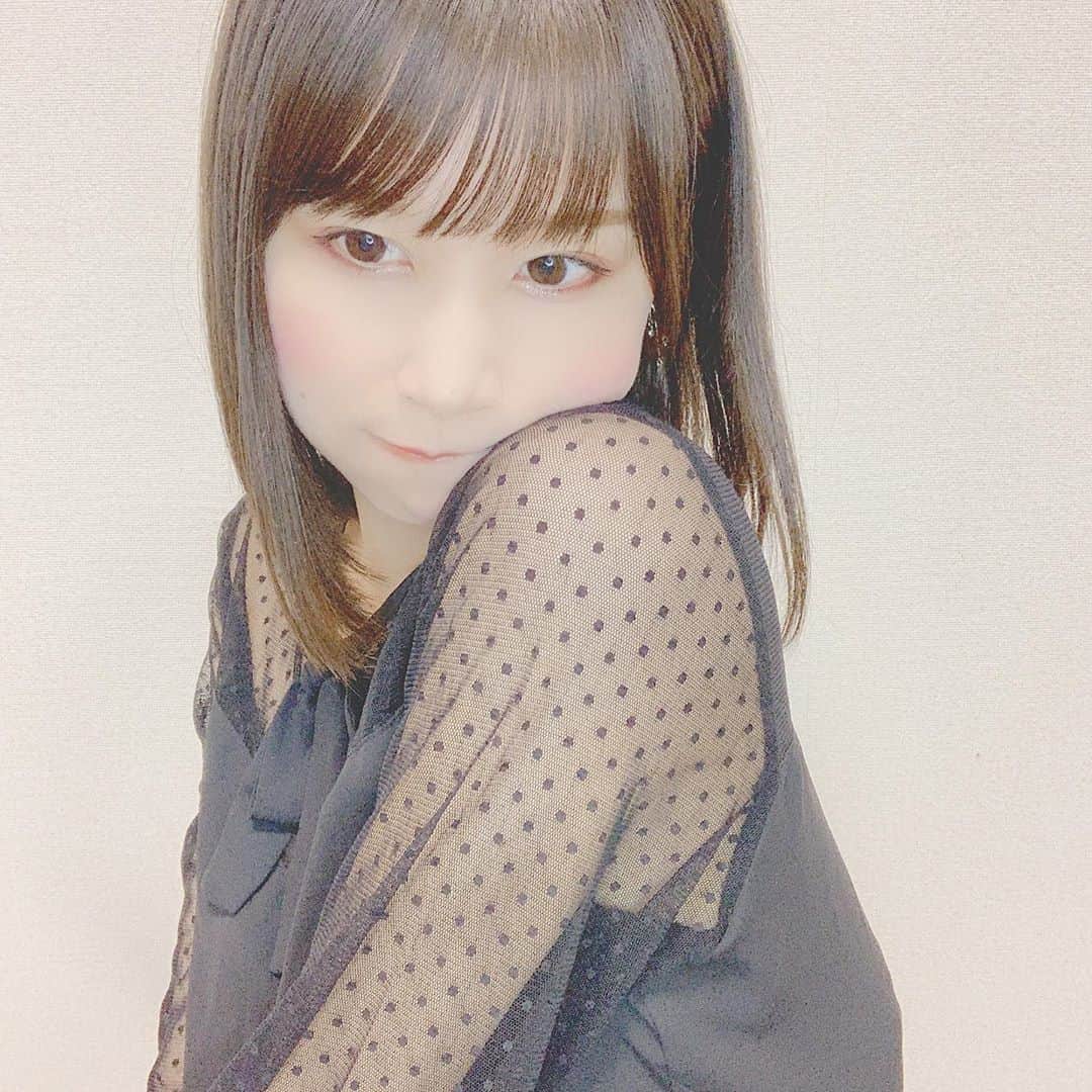 八木沙季のインスタグラム：「💇🏻‍♀️💇🏻‍♀️ . 髪の毛切ったよ〜❤︎ そんな長さ変わってないでしょ🥳 ボブに戻すか迷ったけどね😗 ライブも少しずつ再開してるし ヘアアレンジできた方がいいなと🐶 長さあまり変えずに少し軽くしてもらいました！ .」