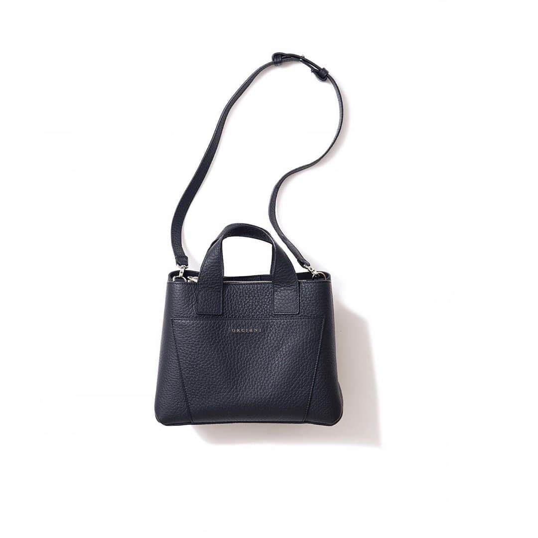 のインスタグラム：「. ♦️ 再入荷 ♦️ ・ ◆ORCIANIオルチアーニ／レザートートバッグ(NERO) ・ スタイリッシュでインディペンデントな大人の女性をコンセプト にデザインされたレザーバッグ。 使えば使うほど、味わい深い表面変化を楽しめるカーフレザーと、美しい仕立てが魅力な逸品。 ミニマルな気品のあるフォルムで、ビジネスから日常まで幅広いシーンで長くお使い頂けるアイテムです。 ・ #kkcloset #kkshop #菊池京子 #kyokokikuchi #コーディネート #コーデ #coordinate #code #ootd #outfit #kotd #happy #カジュアル #style #follow #black #bag #italytrip」