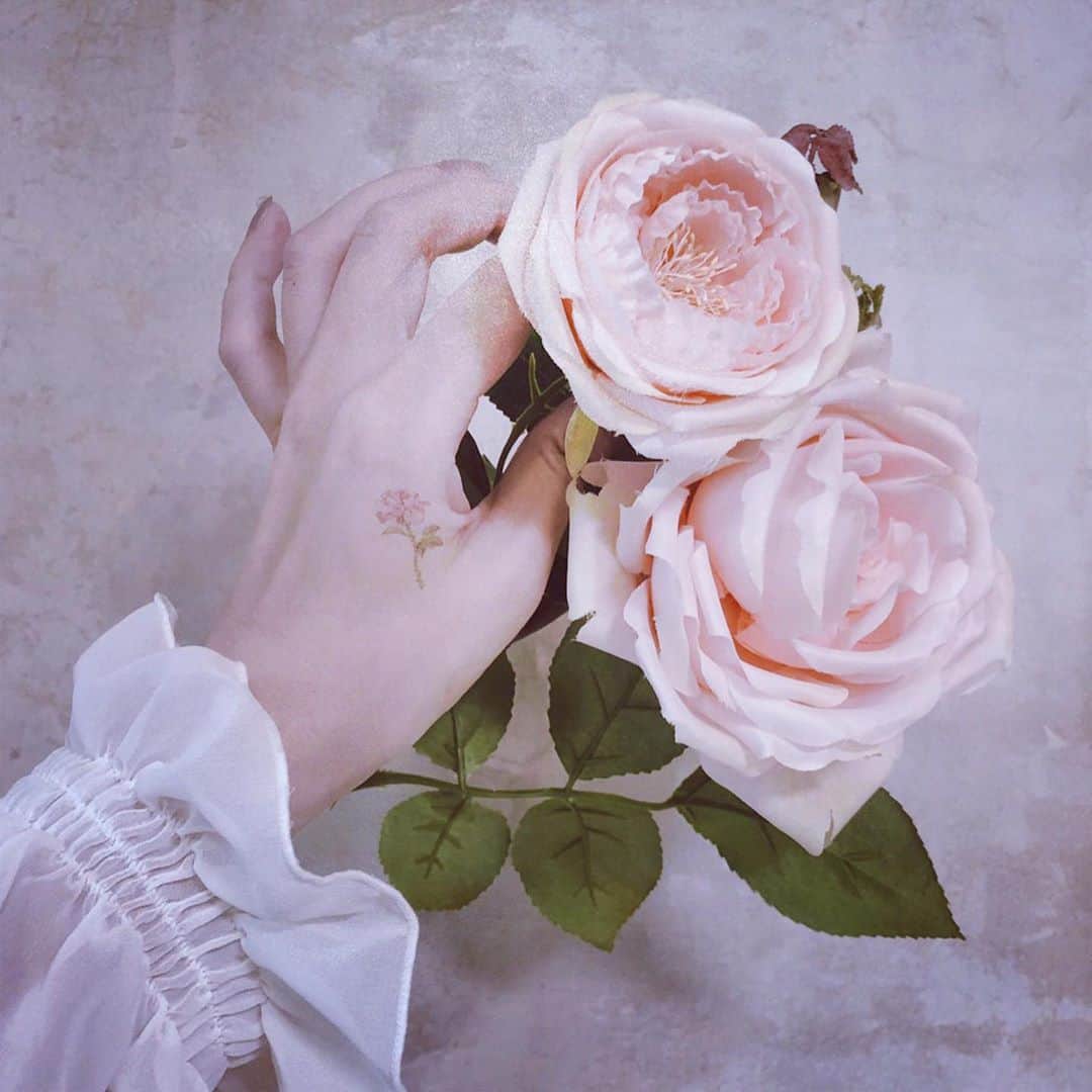 今井キラのインスタグラム：「𝑇𝑤𝑖𝑙𝑖𝑔ℎ𝑡﻿ タトゥーシール﻿ 91×128mm﻿ ﻿ 9/9 PM9:00〜﻿ WebStoreに入荷します🥀﻿ kiraimai.booth.pm」