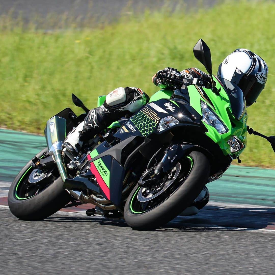 原田哲也さんのインスタグラム写真 - (原田哲也Instagram)「乗ってきました！ ZX-25R&CBR1000RR-R あとK-FACTORY のZX-25R もうカスタムパーツが装着されていてビックリ‼️ 制作スピードの早さ流石です！ この模様は31チャンネル とネモケンチャンネル& RIDE HIで！ #araihelmet #hyod #yfdesign #alpinestars #ridehi#honda#cbr1000rrr  #kawasaki#zx25r #袖ヶ浦フォレストレースウェイ #ネモケンチャンネル #31チャンネル #kfactory」9月5日 16時29分 - tetsuya_harada31