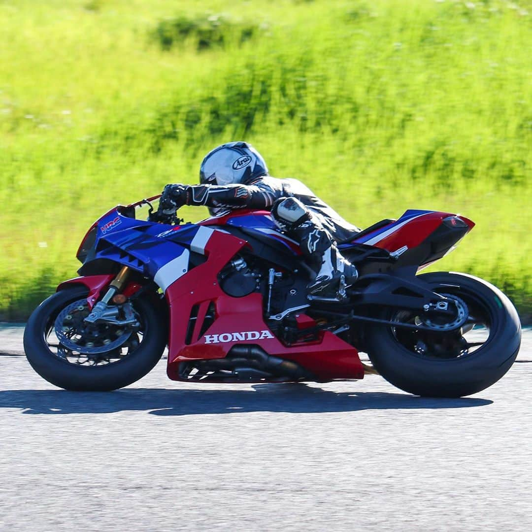 原田哲也さんのインスタグラム写真 - (原田哲也Instagram)「乗ってきました！ ZX-25R&CBR1000RR-R あとK-FACTORY のZX-25R もうカスタムパーツが装着されていてビックリ‼️ 制作スピードの早さ流石です！ この模様は31チャンネル とネモケンチャンネル& RIDE HIで！ #araihelmet #hyod #yfdesign #alpinestars #ridehi#honda#cbr1000rrr  #kawasaki#zx25r #袖ヶ浦フォレストレースウェイ #ネモケンチャンネル #31チャンネル #kfactory」9月5日 16時29分 - tetsuya_harada31