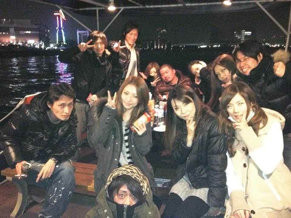 山上紗和 のインスタグラム：「昔みんなで船で忘年会したよねー🛥️  割り勘だったのに、まさやは1円も払ってないとか爆笑なんだけど😂  今となっては、ほぼ人の親(笑)  またやりたい🛥️🎆  かつひさ、豪ちゃん、まゆちゃん、かずみちゃん、ゆっきーな、ゆりちゃん、まさや、そーちゃん、けんちゃん、ともお  #クルージング #忘年会 #amethyst #思い出 #花火 #東京湾」