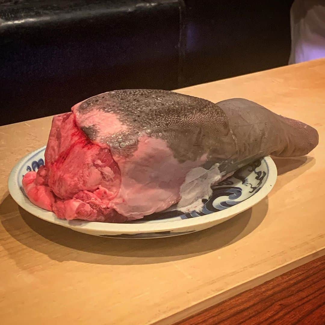 亀田興毅さんのインスタグラム写真 - (亀田興毅Instagram)「おそらく日本一高級な肉割烹であろう店の名は「牛寳」。その理由は牛の最高峰の部位の一番美味しいとされる芯のみを残して周りの部位を惜しげもなく捨てていくからだ。やはり想像を絶する旨さ。まさに贅の極みといえよう… #北新地 #牛寳 #肉王への道 #最後の豪傑 #いつもご馳走様です #贅の極み #いつか自らの力で食べにいけるように精進あるのみ #亀田興毅」9月5日 16時44分 - kokikameda