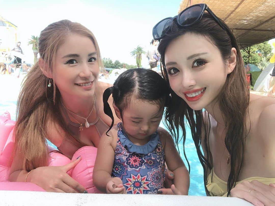 MARIEのインスタグラム：「これが最後のとしまえんプール🌞🌴 ずっと子どもプール往復してただけだけど😂笑 #新米ママ #プレママ #マタニティ #育児 #妊娠 #ママリ #女の子ママ #赤ちゃん #赤ちゃんのいる生活 #ママ友 #主婦 #mama #instagood #fashion #instalike #プール #summer #bikini #bikinigirl #水着 #としまえん」