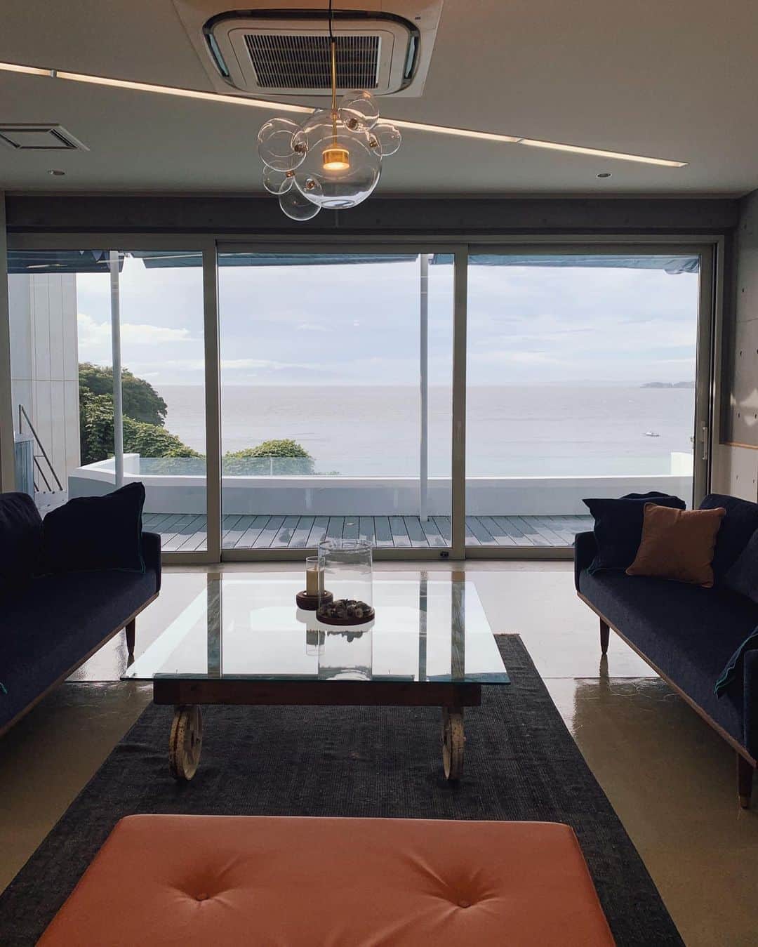 春名亜美さんのインスタグラム写真 - (春名亜美Instagram)「おそらく、過去最高に「どこですか？？」というご質問を頂いた今回のお宿。 お友達からのLINEも過去最高に多かった😂 今回泊まったのは、 三浦にある、『THE HOUSE Koajiro marina suite』というバケーションレンタルスタイルのホテルです🏝 プライベートプール、プライベートジャグジー付きで、目の前に広がる海の絶景は "最幸" でした☺️ 「こんな家に住みたいなー」を何回言ったか 笑 ・ ・ ・ #thehousekoajiromarinasuite #バケーションレンタル #夏休み #家族旅行 #プライベートプール #ジャグジー #プール付きホテル」9月6日 2時12分 - amiharunaami