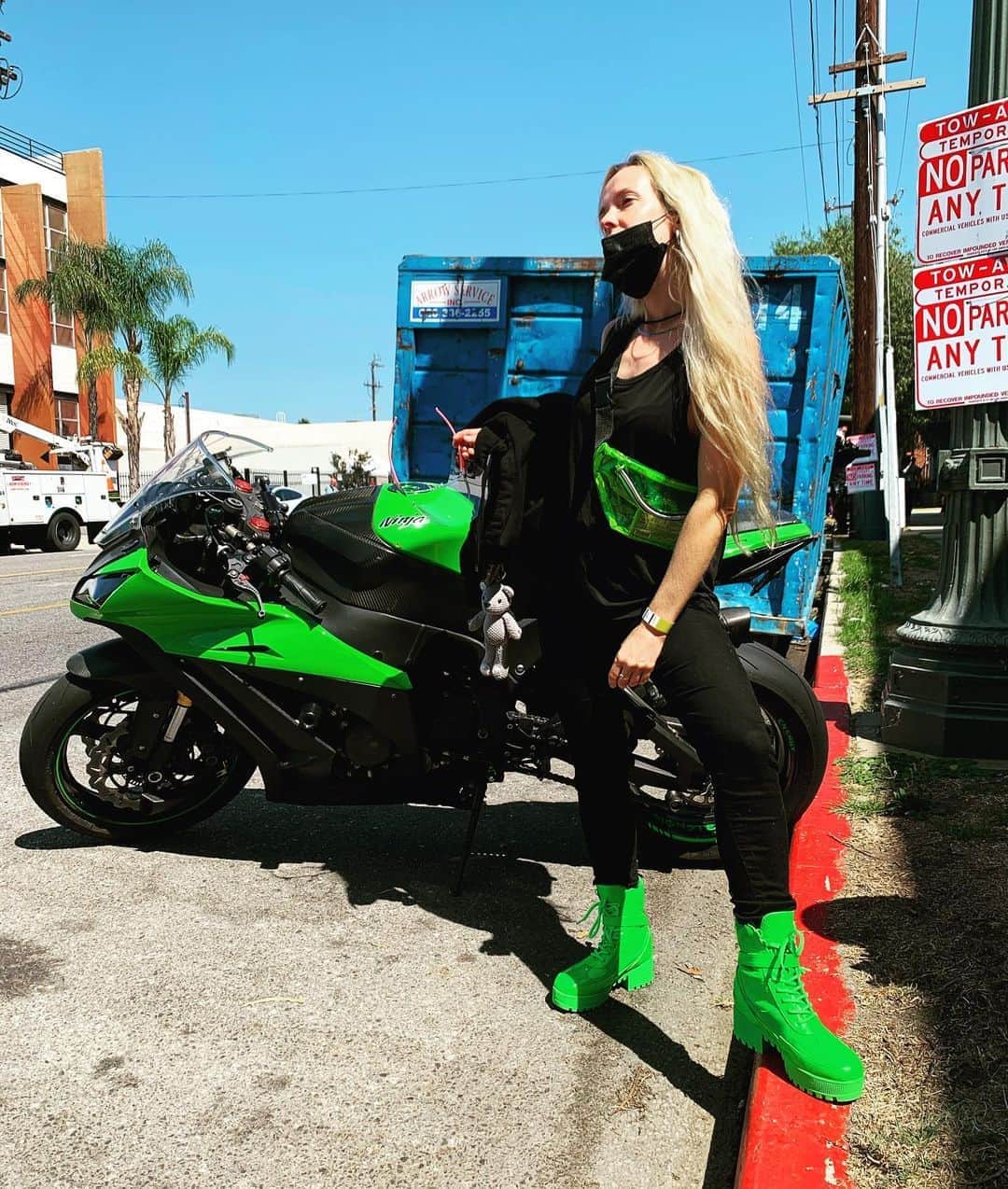 Nika Kljunのインスタグラム：「Twinning 🖤🏍💚 . #losangeles #workdays #motorbikesofinstagram #ifyouknowyouknow #lovingmoments #readyforthegame #greenthings #nikakljun」