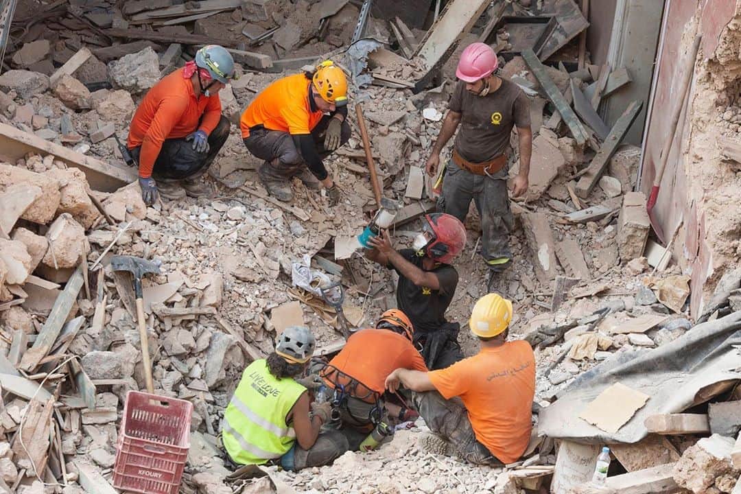 NBC Newsさんのインスタグラム写真 - (NBC NewsInstagram)「Rescue workers clear debris on Friday at the site of the Beirut blast.  Teams from Chile, Venezuela and the Red Cross continued to search the ruins of a building in the Gemmayzeh neighborhood on Saturday after a rescue dog detected signs of life earlier in the week. But hours into the operation they had yet to locate anyone.  "It's scary and there's a lot of danger to the team," George Abou Moussa, director of Lebanon's Civil Defense said. But he insisted "always in search operations like this, you can neither lose hope nor absolutely say there is hope." Tap the link in our bio to read more.  📷 Sam Tarling / @gettyimages」9月6日 2時51分 - nbcnews