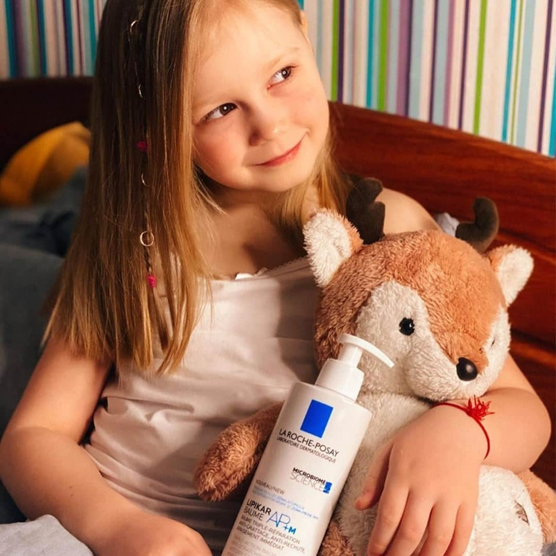 La Roche-Posayさんのインスタグラム写真 - (La Roche-PosayInstagram)「Thank you @julia.steffanova for capturing this cuddly moment. Protect and moisturize your child’s skin with Lipikar AP+M to guarantee softness at all times!  All languages spoken here! Feel free to talk to us at any time. #larocheposay #lipikar #sensitiveskin #LRPLove Global official page from La Roche-Posay, France」9月6日 2時59分 - larocheposay