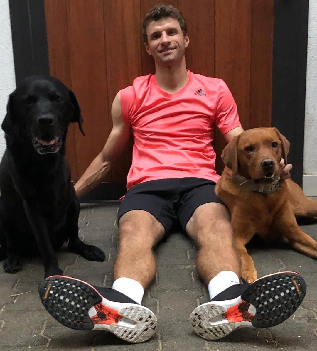 トーマス・ミュラーのインスタグラム：「Work done ✅🏃🏽‍♂️🏋️‍♂️   Jetzt gibts Brotzeit 🥨🥒🧀🍅 #holidaysareover #stillfeelingit 🥇#missmyteammates #doglove #familytime #diepferdelungefunktioniertnoch #derfitnesstestkannkommen」