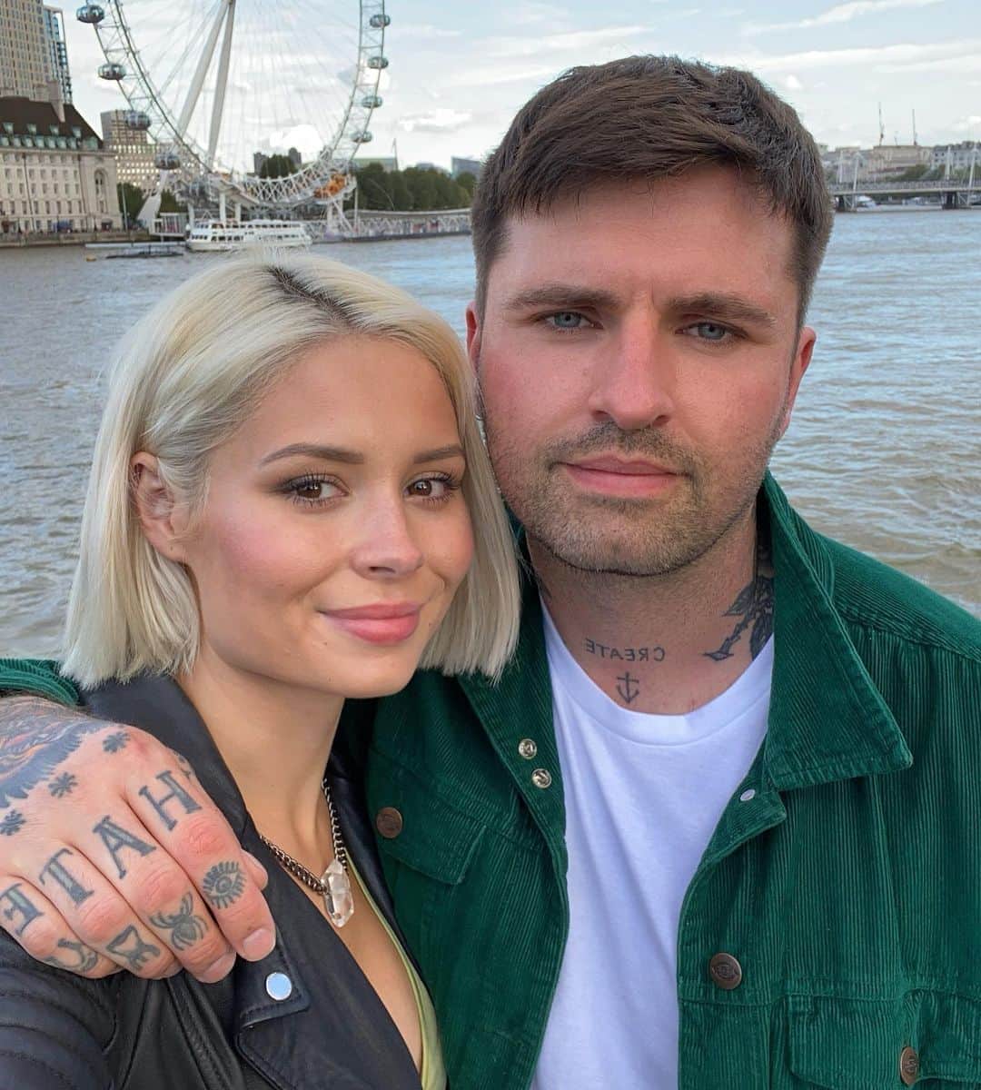 ニーナ・ネスビットのインスタグラム：「5 years ❤️ you still make me nervous and I still fancy you lol. my polar opposite and best friend. I’ve had 2 rums and I’m now sat happy crying at the table opposite you whilst we wait for our mains and disgusted by how cringe I’m being. thanks for loving me just how I am and being the best boyfriend in the world. 🖤」