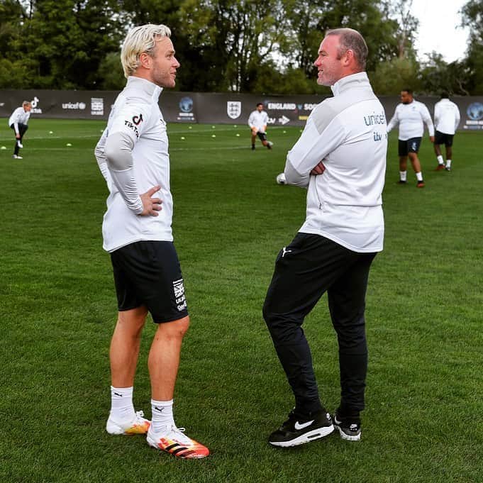 オリー・マーズのインスタグラム：「Just Wayne Rooney asking his skipper for some advice on the game 😜🤪👀」