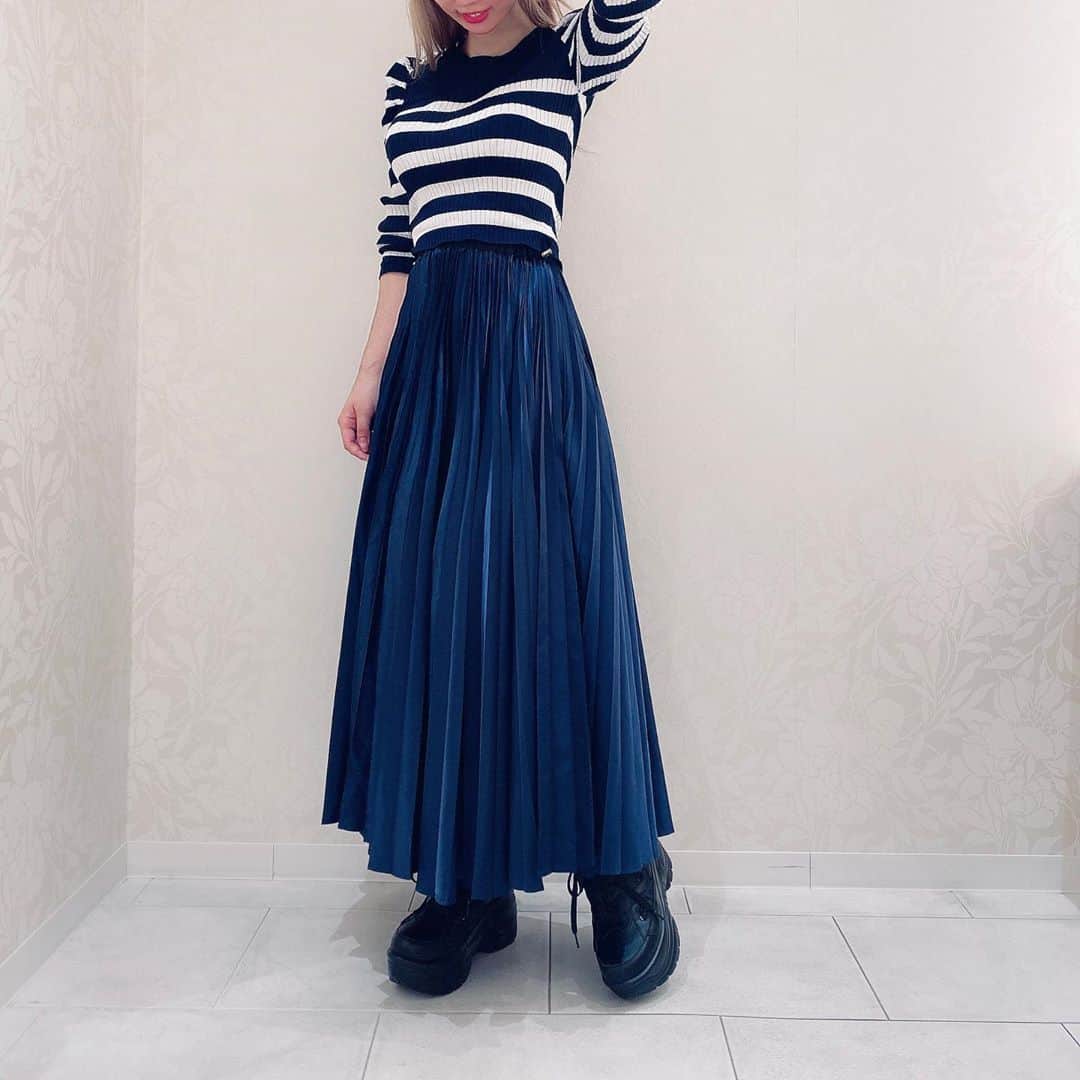 りんか社長のインスタグラム：「【#オトナコーデ 】 いつもはピンクりんかが定番だけど たまにオトナの会食の時はなるべく大人に見えるように工夫してます。笑  この#コーデ は私の中でも フランクなオトナコーデ👜💕  最近本当に上場企業の役員さんや どういう人かも言えないような トップシークレットな人たちとの 会食が多くて、ようやくコーデを 見直すようになりました。笑 😌💖😌💖😌💖  あ、でも靴だけオトナオシャレじゃなかった…笑🤣 良いお洋服無いかなぁ…✨ 👗💕✨👗💕✨👗💕✨  #洋服好きな人と繋がりたい #オシャレな服が欲しい #コーティネート #ロングワンピース #ロングスカート #ストライプシャツ #毎日コーデ」