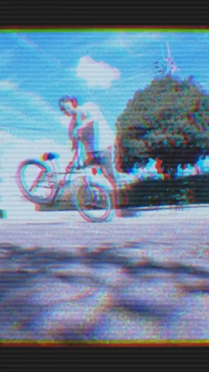 のインスタグラム：「BLUE SKY #aresbikes #bmx #flatland #hichihiker #2loop #music #blue #sky #1move #street #rough #gopro #ug #madbunny #dvsshoes #fusioninc #evisbeats #dengaryu #blue」