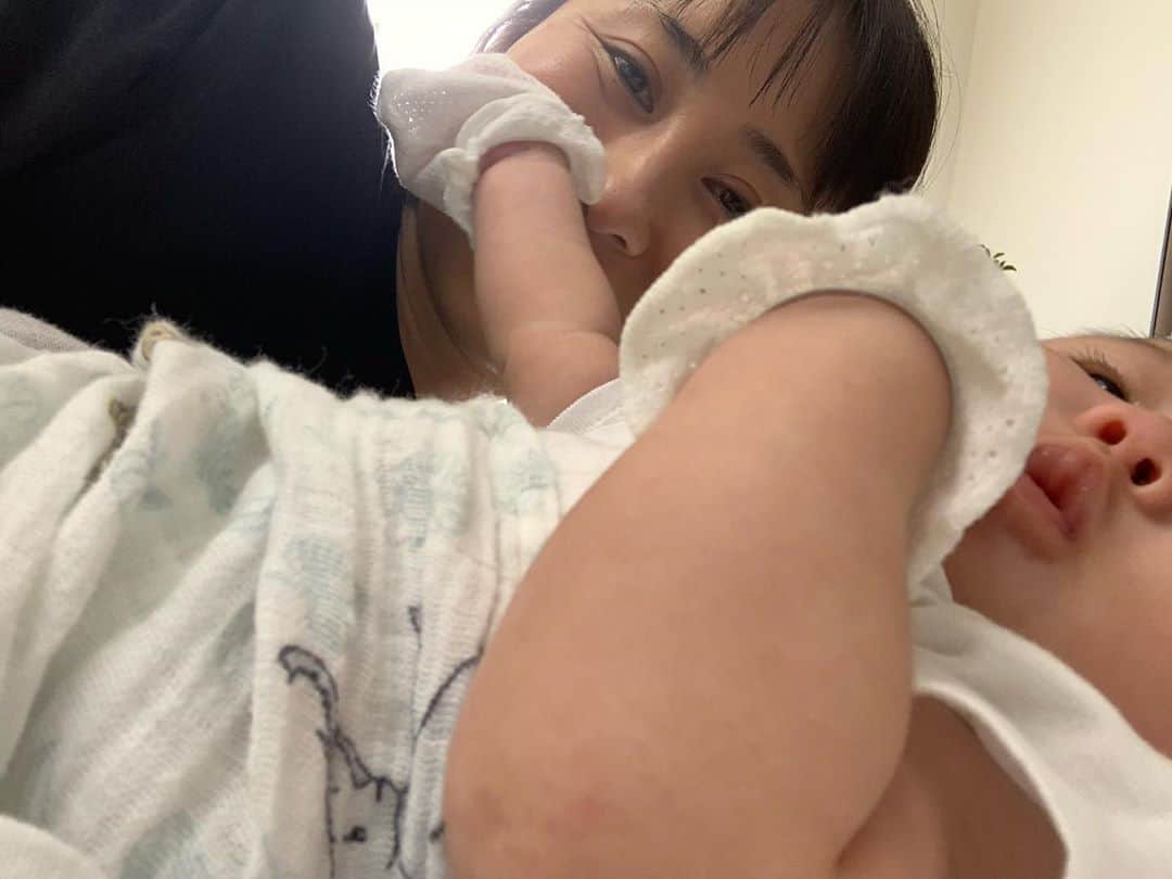 のインスタグラム：「かーちゃんよく顔を叩かれます笑 最近手足バタバターが激しめ。 . . .  それにしてもまた台風だねー。 台風対策しっかりして、やーぐまいで🙆‍♀️ みんなも気をつけてねー！」