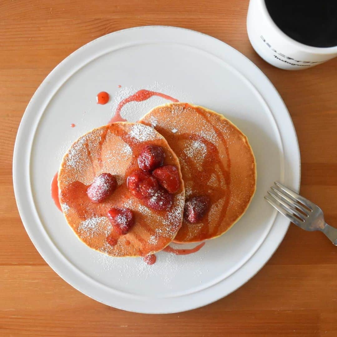山崎佳のインスタグラム：「Today’s breakfast. ホットケーキ。子どもにはミッキーっぽいのと、はらぺこあおむしっぽいの。 シロップとか粉砂糖とかを自分でかけるのが楽しいからか焼くと喜んでくれるので、予定のない休日の朝は最近けっこう焼いてるかも。 上の子がチョコシロップをたっぷりかけてるのがうらやましくなって、途中で自分のにもかけました。」