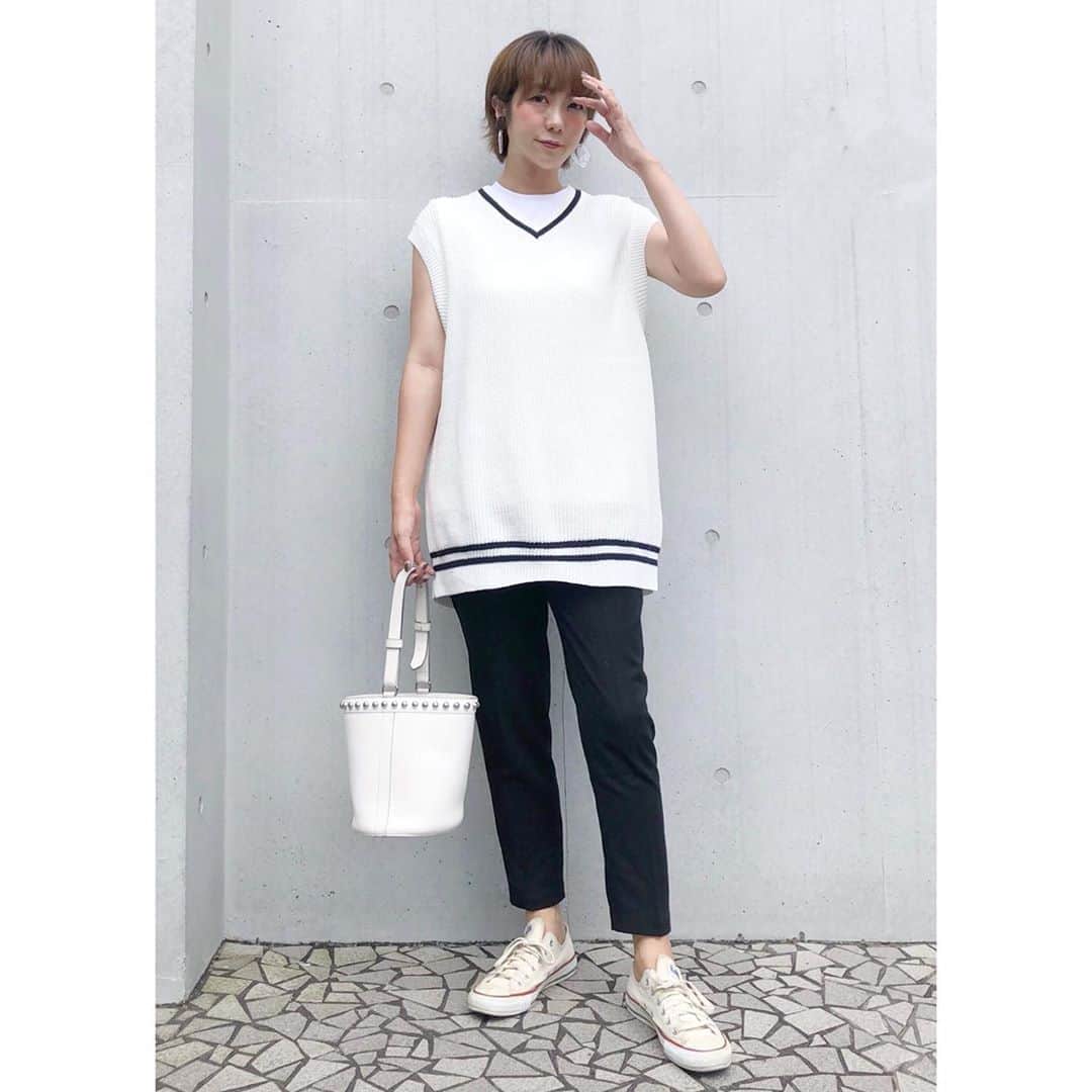 のインスタグラム：「☆☆☆ ・ ・ ユニクロ秋服🍁 #オーバーサイズvネックベスト チルデン欲しかったのー♡ この大きめのサイズ感も🙆‍♀️ メンズなのにXLだよーでかっw ・ ・ 今日はコストコのお寿司で夕飯🍣 わーい 楽チン美味しいー ・ ・ ・ ・ ・ ・ ・ #uniqlo #uniqloginza #reedit #リエディスタ #jandmdavidson #uniqloginza2020aw #きれいめコーデ #きれいめカジュアル  #大人カジュアルコーデ #大人カジュアル  #code#coordinate#ootd#instafashion#今日のコーデ#ママコーデ#ママファッション#男の子ママ #高身長女子 #ponte_fashion#r_fashion#大人女子#シンプル #シンプルコーデ #きれいめファッション#高身長コーデ #モノトーンコーデ #ユニクロメンズ」