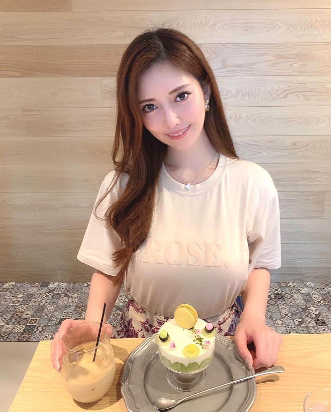 のインスタグラム：「行きたかったカフェに行ってきた💓 サンシャインマスカットのケーキ😋 見た目も可愛い♩ @triangle.cafe   着ているTシャツは @maison.marble  マシュマロのような着心地のRose. Tee💓 ロゴがぷっくり柔らかくて可愛くてお気に入り♩  Mystradaのスカートで綺麗めに合わせてみた☺️ ・ ・ ・ ・ ・ ・ ・ ・ ・ #メゾンマーブル #大人可愛い #可愛いコーデ #tシャツコーデ #プチプラファッション #肌触り#ファッション#コーディネート#トライアングルカフェ#世田谷#二子玉川カフェ#カフェ巡り#二子玉川#可愛いカフェ#ootd」