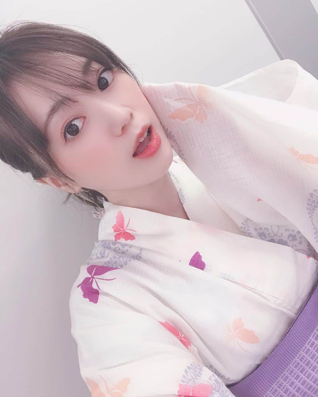 堀有里さんのインスタグラム写真 - (堀有里Instagram)「そう言えばインスタに載せ忘れてた浴衣！👘 夏が終わっちゃいましたね😢 今日はコスプレ配信！😳ぎゃ  #浴衣　#夏の終わり　#白い浴衣 #蝶々　#和服　#japanesegirl #kawaiigirl #kawaiifashion #kimono #japaneseculture」9月5日 18時38分 - _horiyuri_