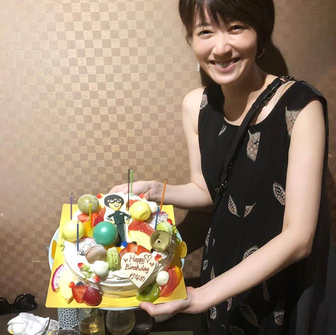 凰稀かなめさんのインスタグラム写真 - (凰稀かなめInstagram)「昨日はmyBirthday 皆さんありがとうございました🤗 沢山のコメントに困ることなくお話が出来ました^_^ 楽しかったぁ〜 おこめも初登場出来て喜んでます笑 スタンバイ！ その後はお疲れでネンネ^_^ お花に、ケーキやスリッパありがとう😊 楽屋グッズの仲間入りです^_^ ライヴでのバースデー心にしみたよ〜〜  そして、少数にてお祝いもして頂きましたよー！ 有難い^_^  #付き人さん ケーキ🎂  #マットとかなめの価値組Sunday #マッタリPhoenix #帝国劇場 #朗読  #phoenixtears #フェニックスティアーズ #香りと役作り #お芝居好き #20周年 #凰稀かなめ #孤独だっていいじゃない #アデランス  #ビューステージ  #おこめ #ポメラニアン #グランタンゴ  台風…怖いですね！気をつけて下さい！！」9月5日 18時39分 - kanameouki_official