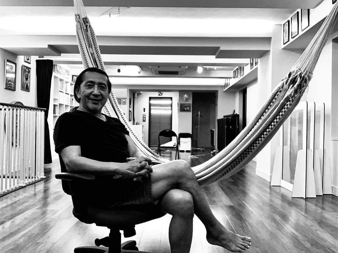 Ken Harakumaのインスタグラム：「IYC神保町スタジオ2階 ケンハラクマOnline Yoga発信ステーション！  この場所から全世界に向けて健全なヨガの普及を目指して発信し続けています！  IYC表参道スタジオ2階に続いて、ケンハラクマ直接指導IYC神保町スタジオ2階も少人数でのスタジオ対面クラス＆ZOOMクラス併用プログラム計画中！  @international_yoga_center  @iyc_jinbocho  @illuminate_japan  @iycpottery  #オンラインヨガ  #zoomyoga  #瞑想  #アシュタンガヨガ  #アシュタンガジャパン  #ashtangayogajapan」