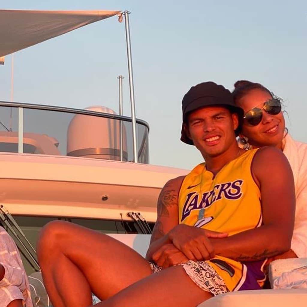 チアゴ・シルヴァのインスタグラム：「“Todo apaixonado é bobo Com certeza eu sou o dobro Meu juízo se perdeu Quando se juntou com o seu Mina você é mais louca do que eu Eu falo vamo e você, bora lá Eu conto 1, 2, 3 e você, já Pra qualquer coisa tamo junto Não falta assunto, casal maluco” (Péricles) Minha @bellesilva ❤️😍 • • • #OhhThiagoSilva #FamiliaSilva #BelleSilva #ThiagoSilva #Vacations #Summer #EuroTrip #Italy」
