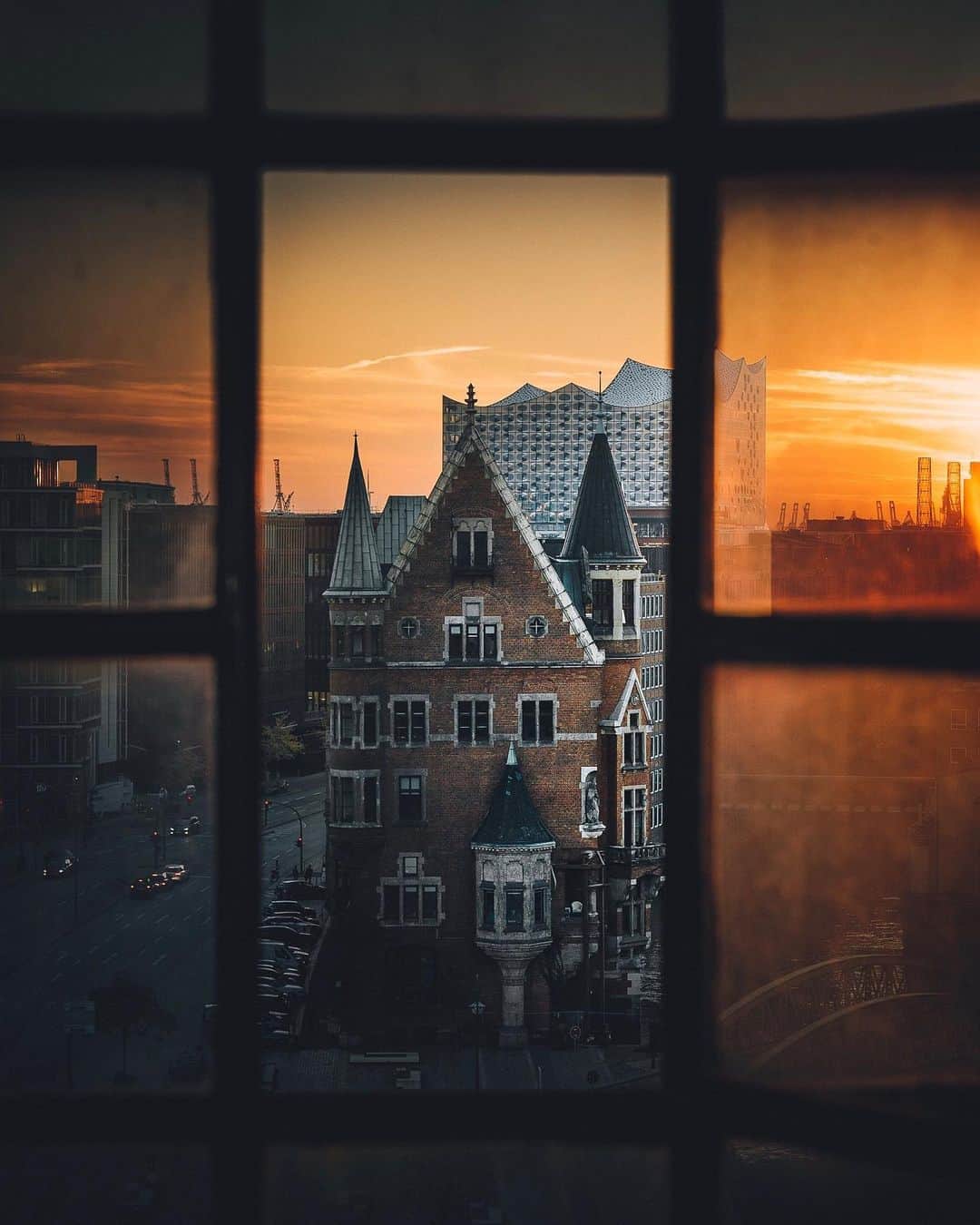 Thomas Kakarekoのインスタグラム：「take your time  Didn’t have much luck on my first morning in Hamburg so I‘m sharing a shot that I took during one of my previous visits. More Hamburg content incoming soon.  #hamburg」