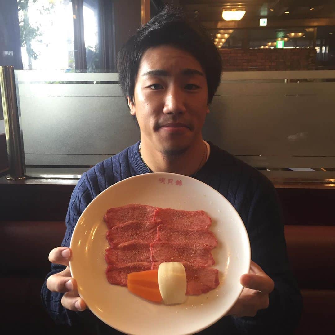 金正奎さんのインスタグラム写真 - (金正奎Instagram)「知っている方もいらっしゃいますが、﻿ 知らない方も多くて良く聞かれるので、﻿ 実はお家は焼肉屋さんです(^^)﻿ ﻿ 【明月館】という大阪にある焼肉屋さんです！﻿ ﻿ こんだけ魚🐟を推していますが、﻿ 実は焼肉屋さんです！笑笑﻿ はい。お肉も大好きです。﻿ ﻿ 大阪来たら是非食べに来てみてください👌‼︎﻿ 僕のお勧めは 冷麺とテールスープです。﻿ ↑﻿ 肉ないやんというツッコミ待ちではありません﻿ ﻿ 行ったことあるよ！っていう人 大好きです。﻿ これから行くよ！ っていう人も 大好きです。﻿  #明月館 #枚方 #上本町 #京橋 #守口 #皆んなのお勧めも教えてね #山下楽平 #が味の保証します」9月5日 19時00分 - shokei1003