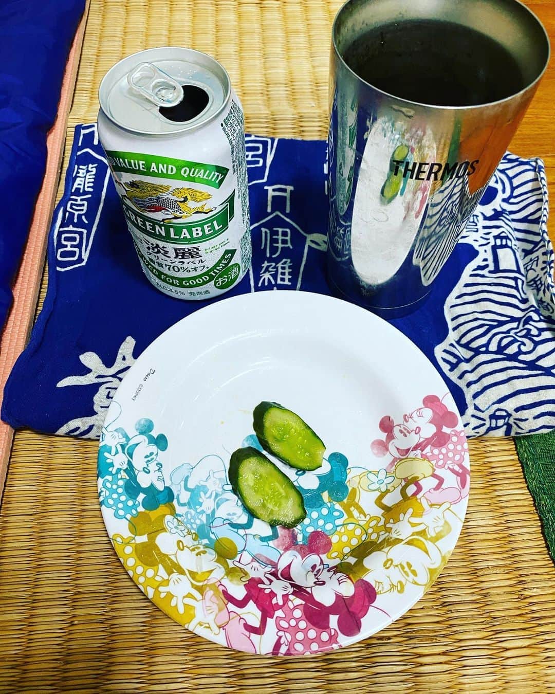 三谷晶子のインスタグラム：「ゴザの上にヨガマットと寝袋という万全の居住スペース内で近所の方からもらったおにぎりとぬか漬けとビールで夕食。  わたしは公民館に避難していますが、バイトしている　@kakeromacafe のある諸鈍・体験展示交流館も緊急避難所になり、カフェスタッフの避難中のカケロママズが炊き出しでカレーを作っているらしい。  皆さまもカフェママズもファイト💪  #加計呂麻島　 #女子的リアル離島避難所暮らし　 #台風10号　 #haishen  #typhoon」