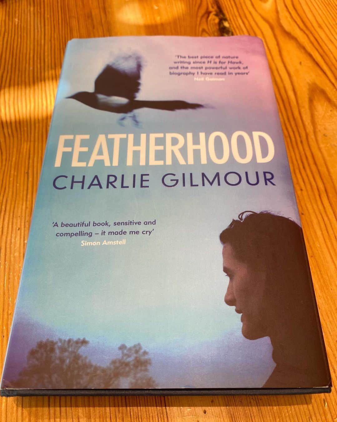 エルトン・ジョンさんのインスタグラム写真 - (エルトン・ジョンInstagram)「A spectacular literary debut 💫⭐️⭐️⭐️⭐️⭐️  Pick up a copy of #Featherhood by @charliegilmour_insta 🚀🚀」9月5日 18時54分 - eltonjohn