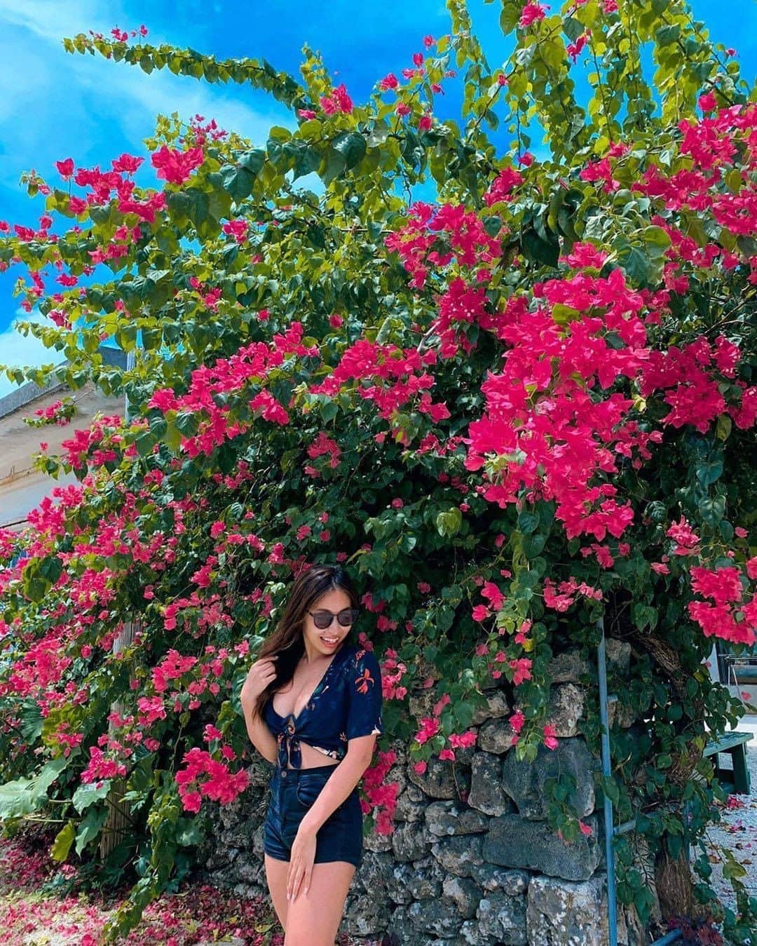 Be.okinawaのインスタグラム：「The beauty of bougainvillea stands out especially in the summer and the fall, and it paints our garden with lovely colors. Did you know the colored petal-like pieces are not actually flowers, but they are actually bract leaves?  📍: Taketomi Island, The Yaeyama Region 📷: @nyancyyy　Thank you for the lovely picture!  Please come and look for these delightful colors when the time comes. We look forward to welcoming you when things settle down. Stay safe! #okinawaathome #staysafe  Tag your own photos from your past memories in Okinawa with #visitokinawa / #beokinawa to give us permission to repost!  #ishigakiisland #yaeyamaislands #八重山諸島 #야에야마제도 #竹富島 #다케토미섬 ＃flowers #garden  #japan #travelgram #instatravel #okinawa #doyoutravel #japan_of_insta #passportready #japantrip #traveldestination #okinawajapan #okinawatrip #沖縄 #沖繩 #오키나와 #旅行 #여행 #打卡 #여행스타그램」