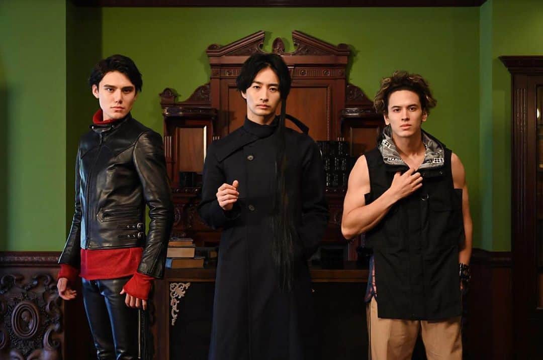 才川コージのインスタグラム：「仮面ライダーセイバー ついに明日放送！  テレビ朝日 朝9時〜📺  新しい物語の始まりです📘  Finally, tomorrow! EP1  9:00〜 on air  #仮面ライダーセイバー　#仮面ライダー　#kamenridersaber」