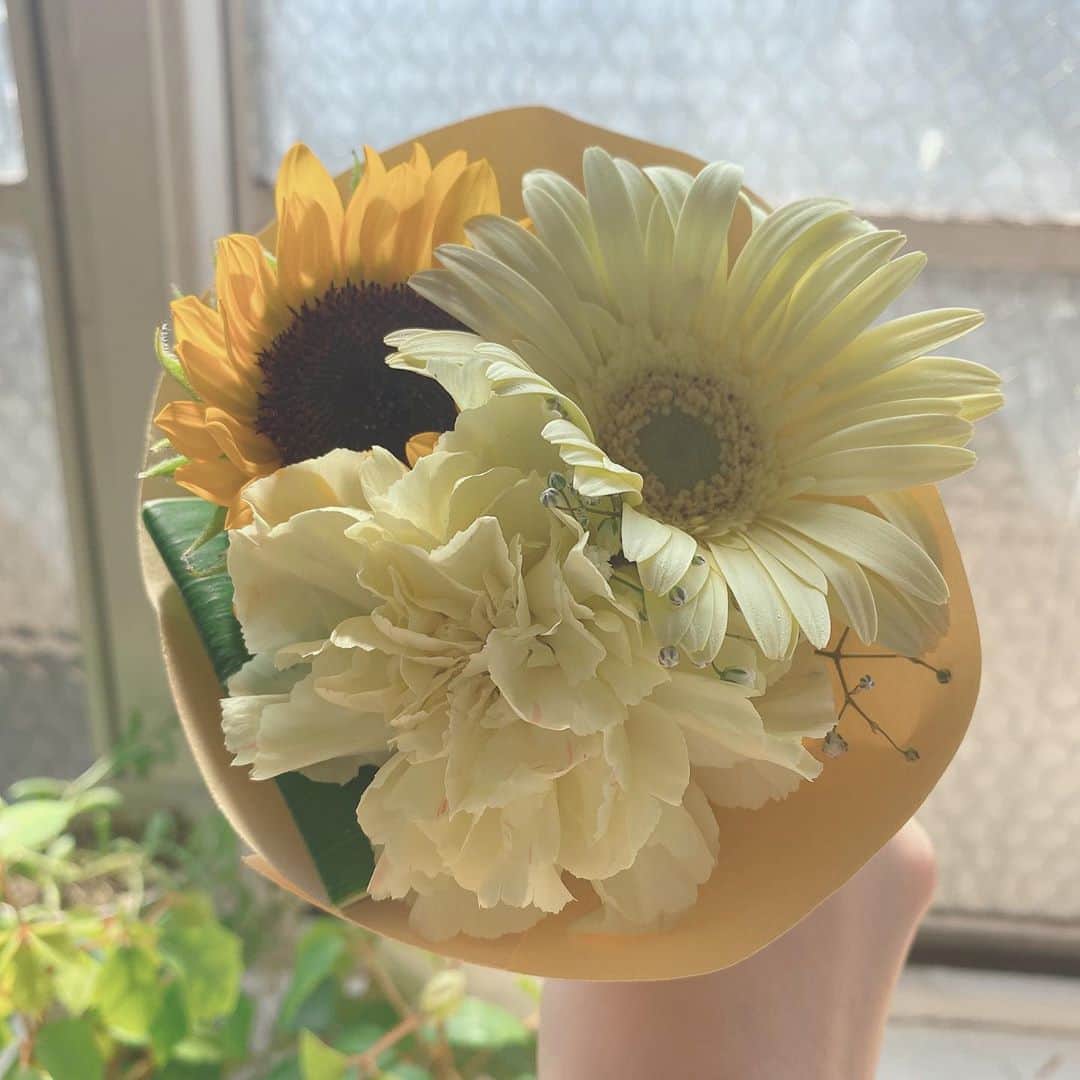 本田夕歩さんのインスタグラム写真 - (本田夕歩Instagram)「一番好きなお花が向日葵なんですけど全部一十木音也が影響してます。  お花ありがとう🥺可愛い🥺  #ひまわり」9月5日 18時58分 - pon_chan216