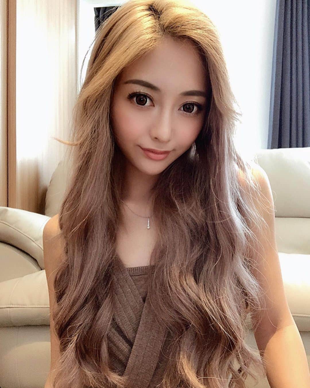 のインスタグラム：「・ ・ よく質問くる巻き方は今後YouTubeあげます⤴︎ 載せたら見てくれますか？🥺💭 ちなみに全部外巻きです〜🥱🤎 近々染めに行くからそしたらupします！ ・ #巻き方 #外巻き #ロングヘア #ヘアスタイル」